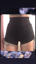 Load image into Gallery viewer, Abril’lare Shorts - high waisted - black
